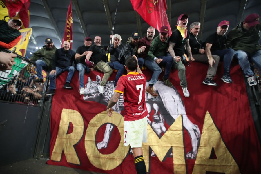 Lorenzo Pellegrini esulta sotto la Curva Sud al termine del derby