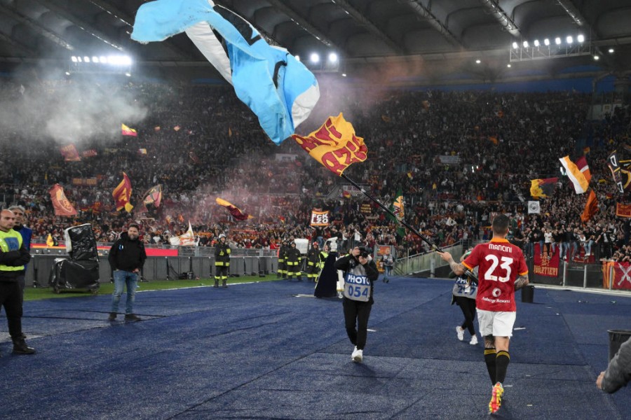 Gianluca Mancini sventola la bandiera nel post derby