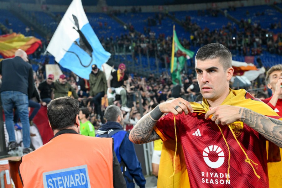 Mancini e la bandiera sventolata al termine del derby