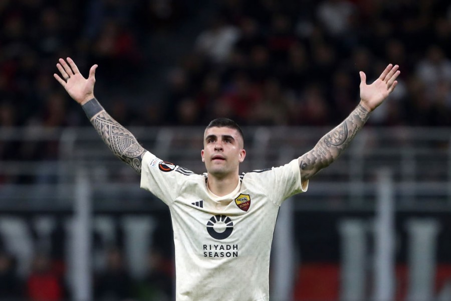 Gianluca Mancini esulta sotto il settore di San Siro