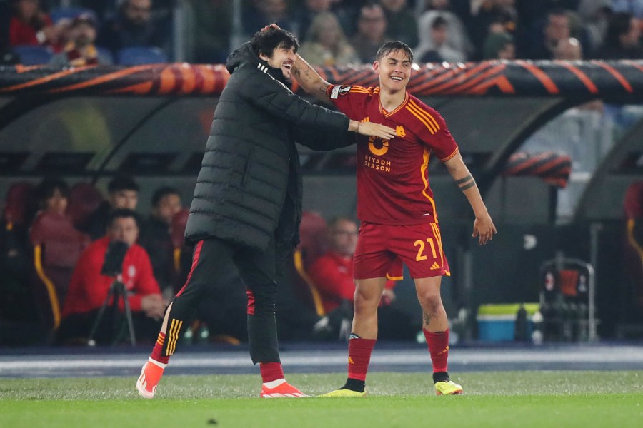 Sardar Azmoun esulta insieme a Dybala