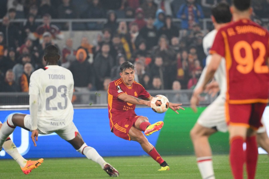 Paulo Dybala calcia a rete il pallone del 2-0 contro il Milan 