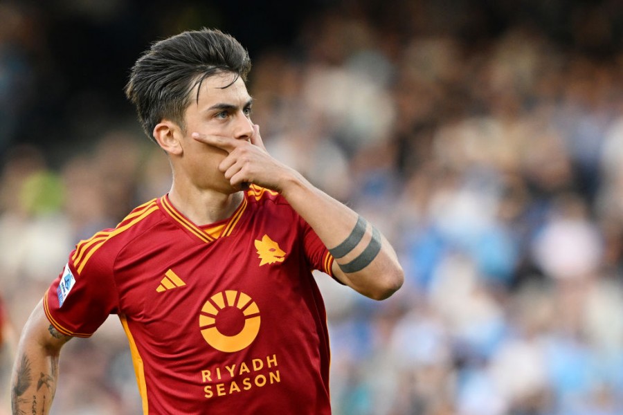 Paulo Dybala in campo con la Roma