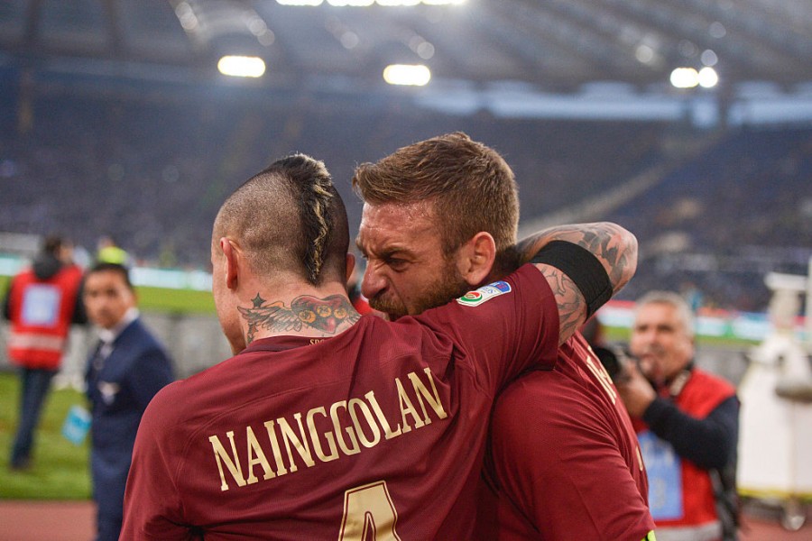 Nainggolan e De Rossi esultano dopo il gol al derby