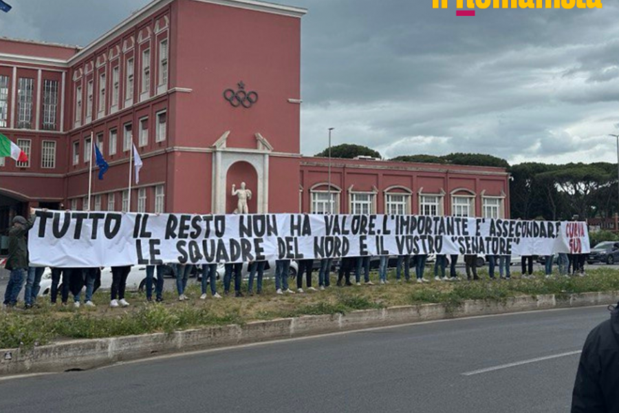 Lo striscione esposto prima della partita