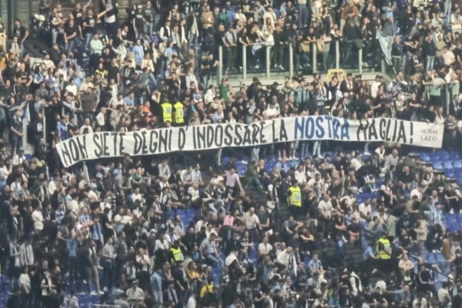 Lo striscione esposto dalla Curva Nord della Lazio