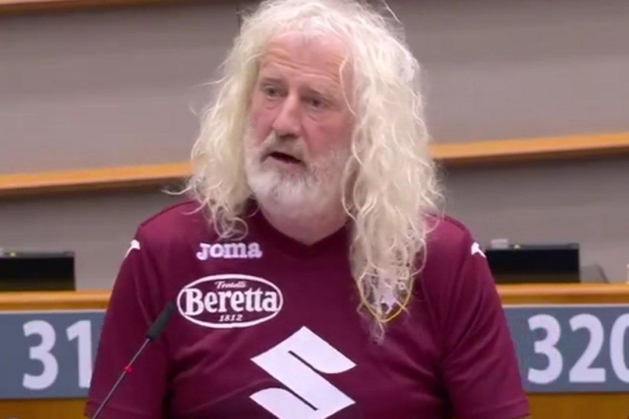 Mick Wallace maglia Torino in Parlamento Europeo