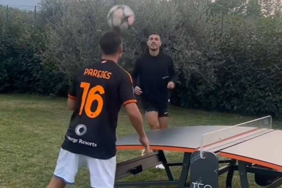 Paredes e Dybala giocano a Teqball