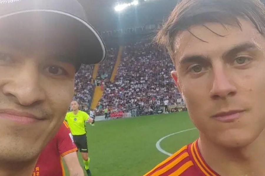 Il selfie dell'invasore di campo con Dybala