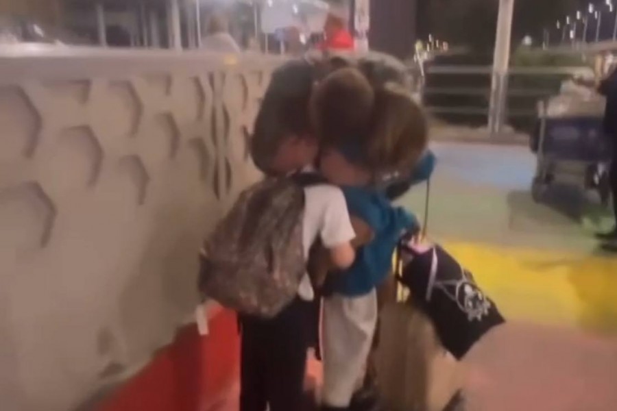 De Rossi abbraccia i figli