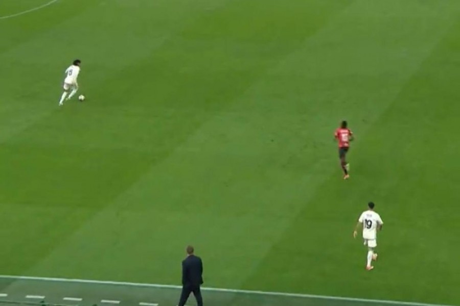 Giallorossi in campo durante Milan-Roma