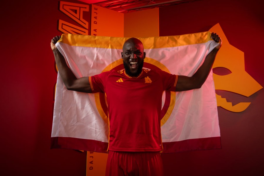 Lukaku in posa con la maglia della Roma