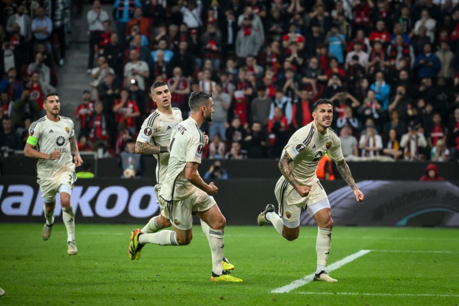 L'esultanza di Paredes e i suoi compagni dopo il secondo gol col Bayer