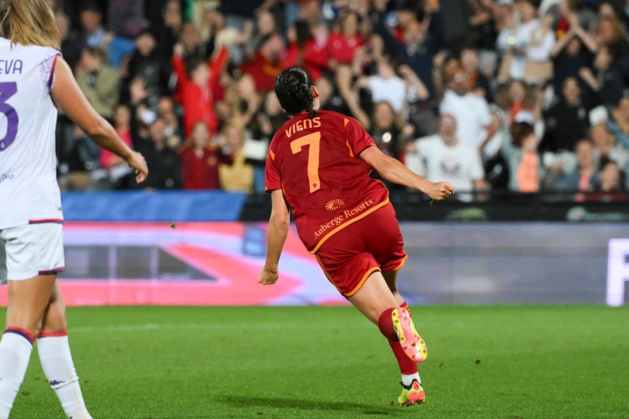 Viens esulta dopo un gol