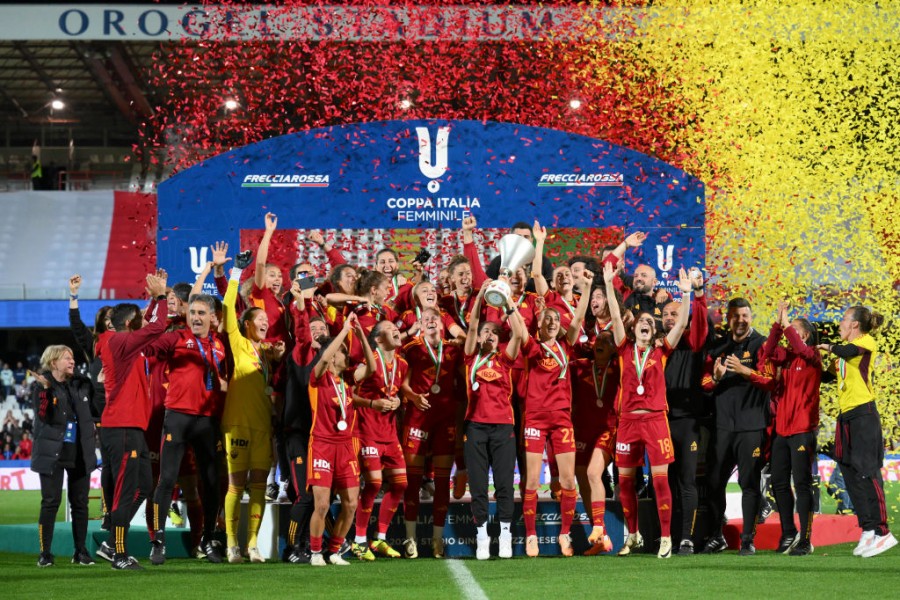 L'esultanza delle giallorosse dopo la vittoria in Coppa Italia