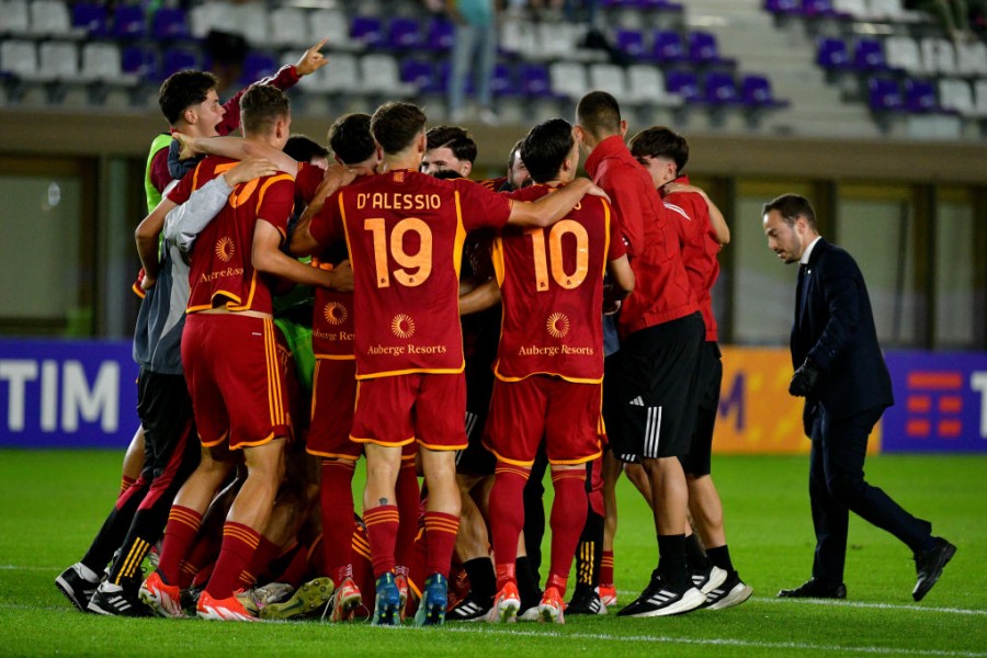 I giallorossi esultano dopo il derby vinto