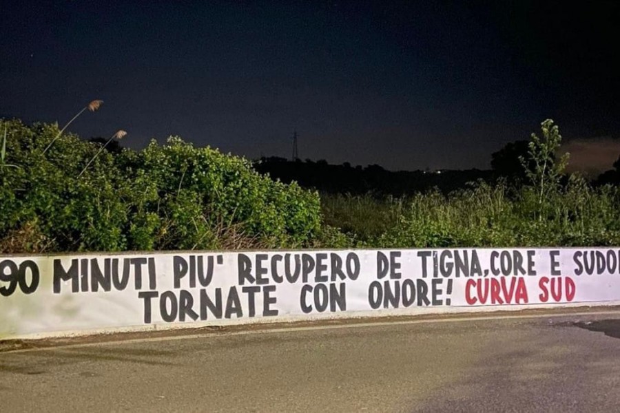 Lo striscione esposto dalla Curva Sud