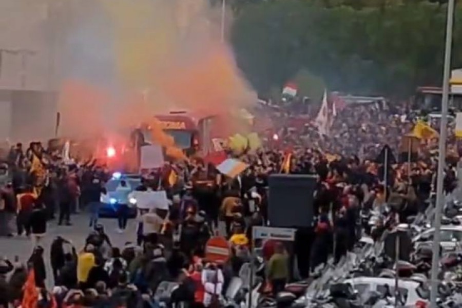 I tifosi al di fuori dell'Olimpico