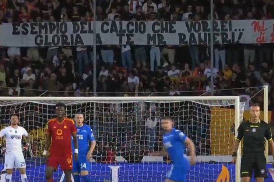 Lo striscione per Ranieri