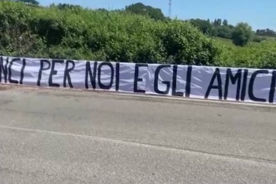 Lo striscione apparso fuori Trigoria