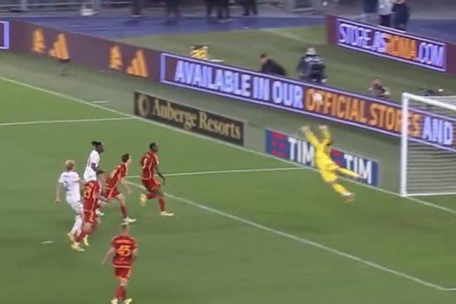 La parata di Mile Svilar contro il Genoa