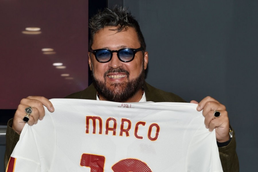 Marco Conidi posa con la maglia della Roma