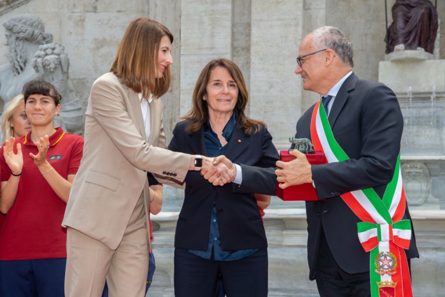 Stretta di mano tra Souloukou e Gualtieri
