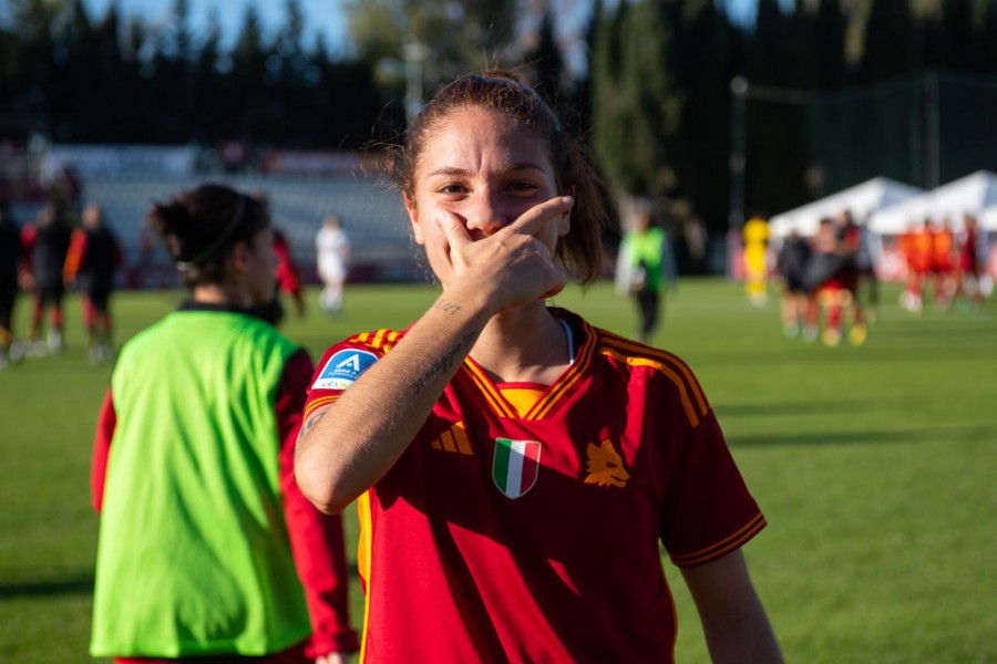 Manuela Giugliano esulta con la Dybala Mask 