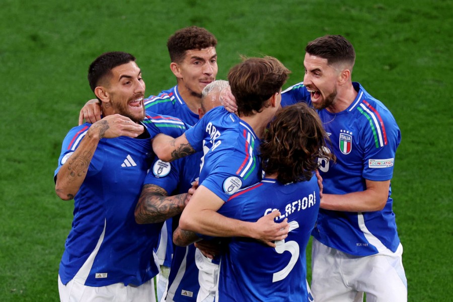 Gli Azzurri esultano dopo il gol di Barella