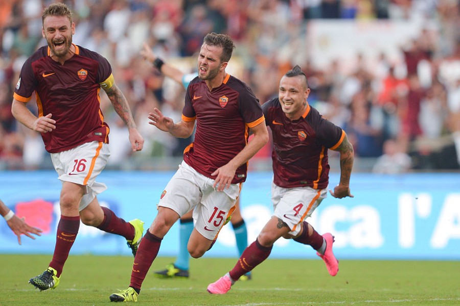 De Rossi, Pjanic e Nainggolan esultano dopo un gol alla Juventus