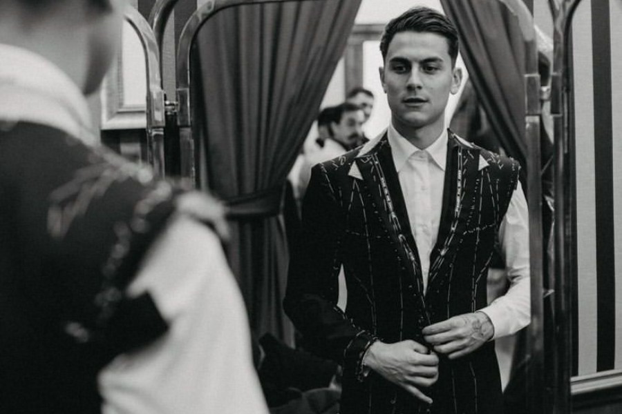 Dybala mentre prova il vestito del suo matrimonio