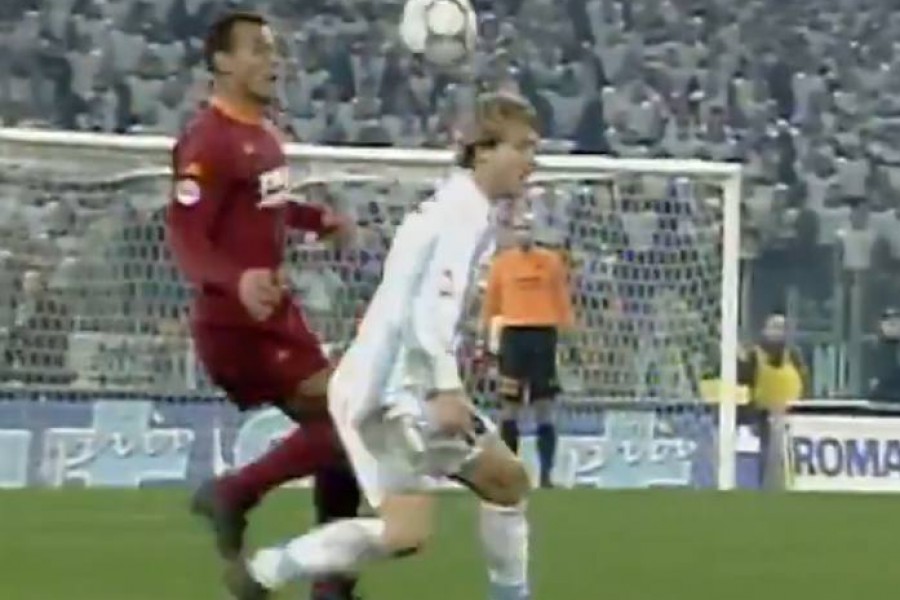 Il sombrero di Cafu a Nedved