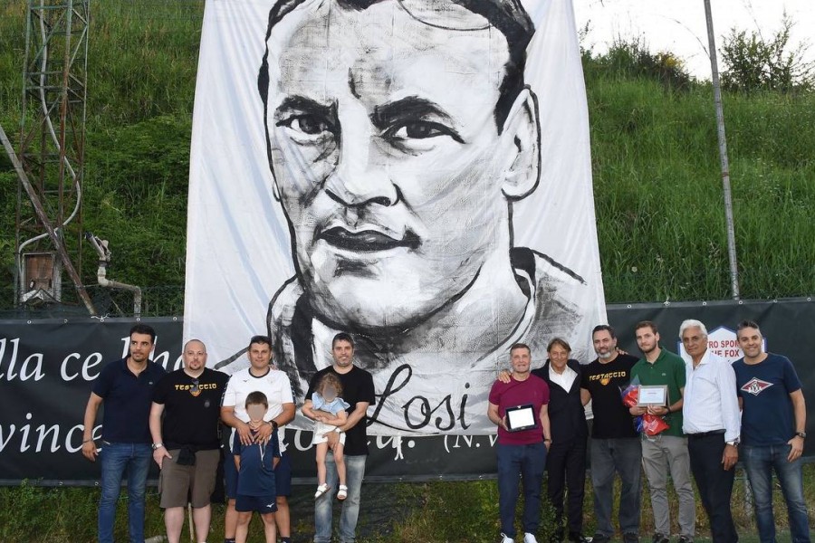 Lo stendardo dedicato a Giacomo Losi