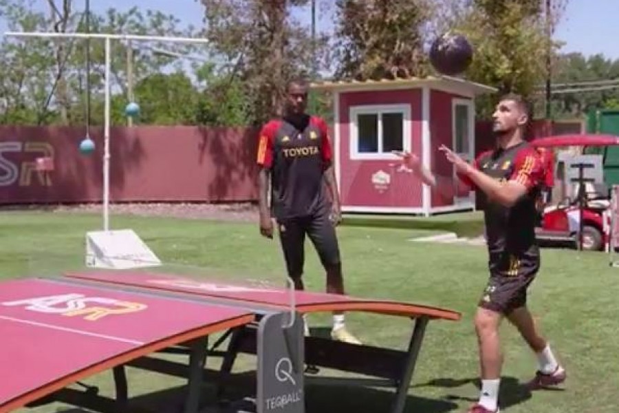 Ndicka e Aouar giocano a teqball