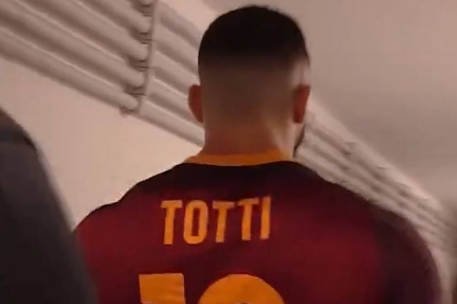 Mattia Faraoni con la divisa di Totti