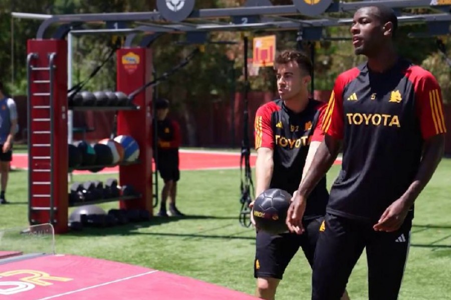 El Shaarawy e Ndicka durante la sfida