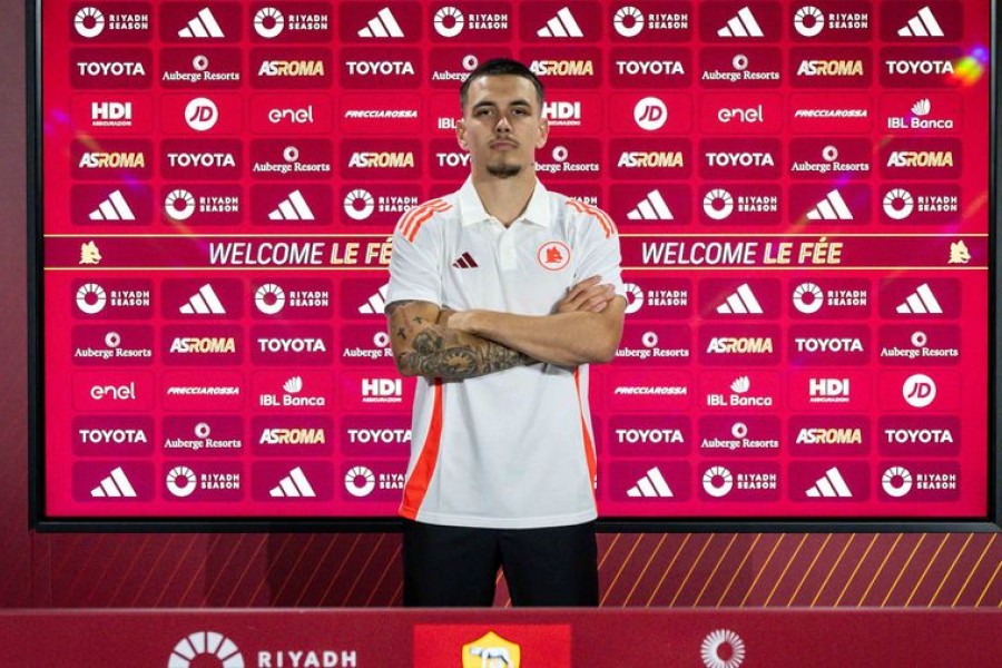 Enzo Le Fée con la divisa della Roma