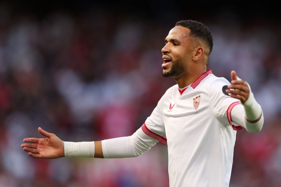En-Nesyri in campo con la maglia del Siviglia