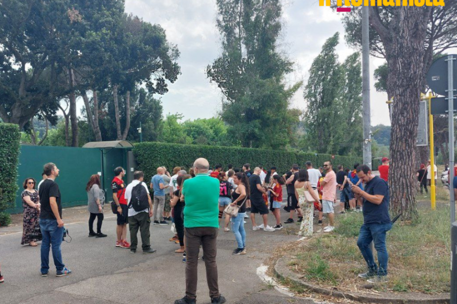 I tifosi a Trigoria
