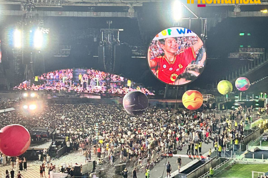Un bambino con addosso la maglia della Roma al concerto dei Coldplay