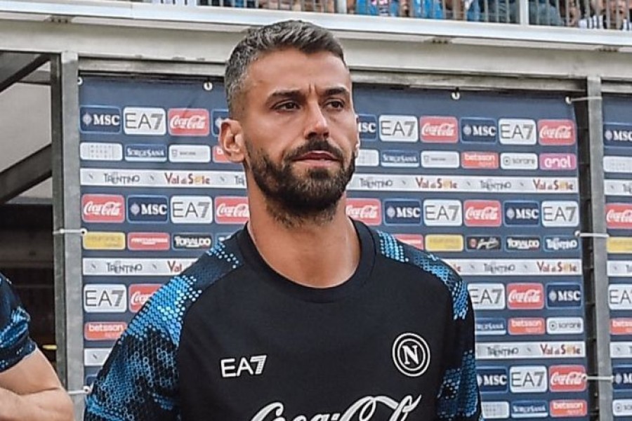 Spinazzola con la maglia d'allenamento del Napoli