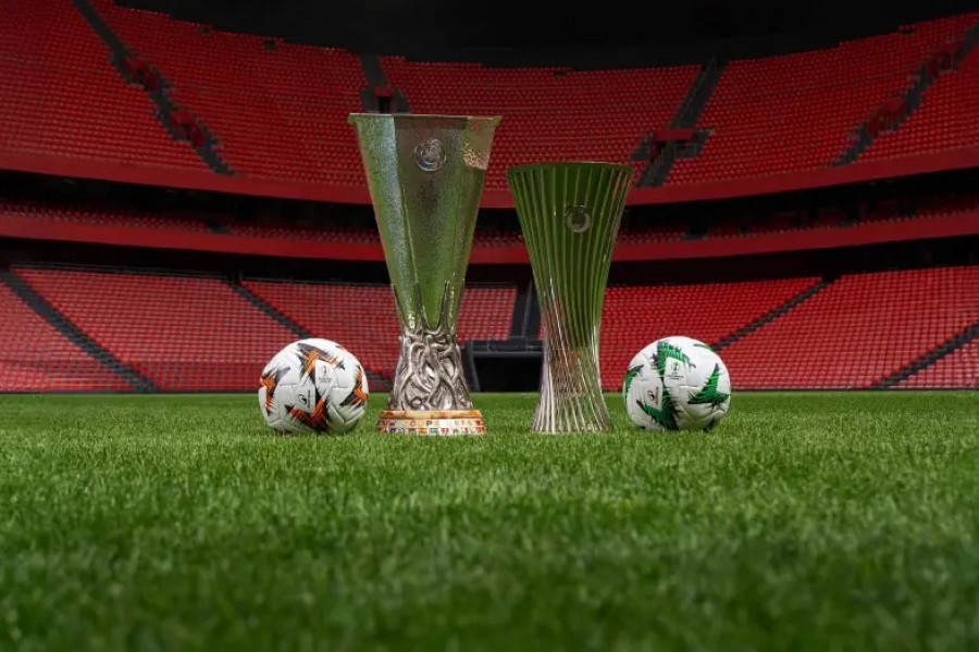 A sinistra il pallone dell'Europa League; a destra quello della Conference League