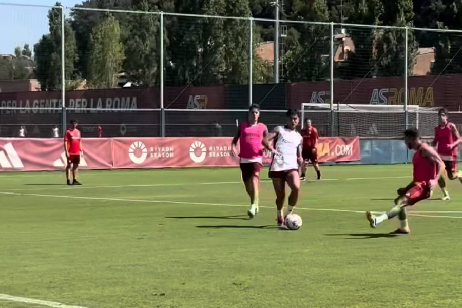 Dybala durante l'allenamento a Trigoria
