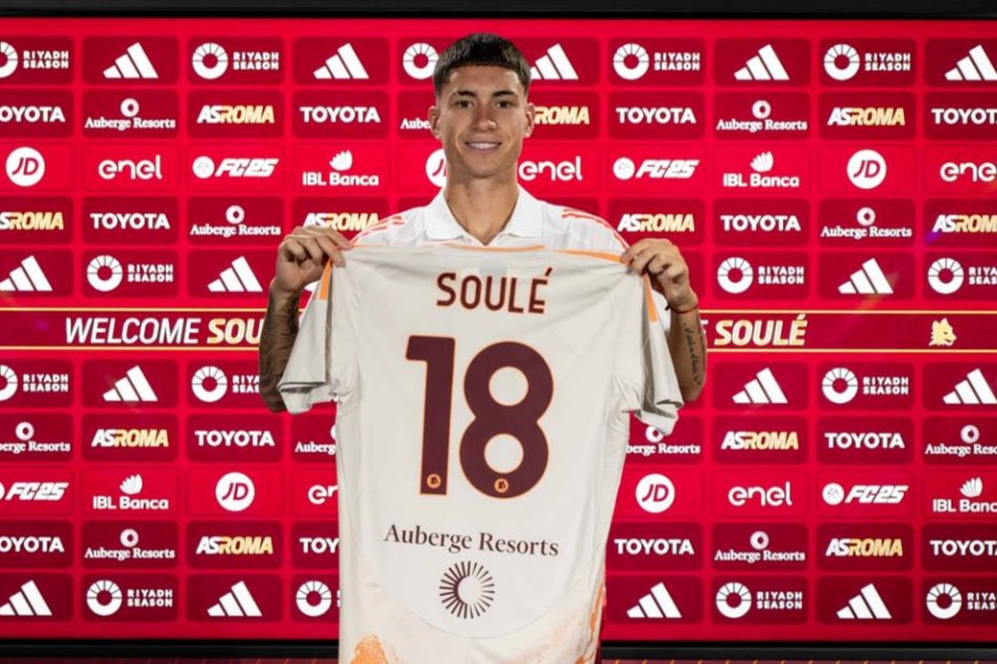 Matias Soulé con la nuova maglia della Roma