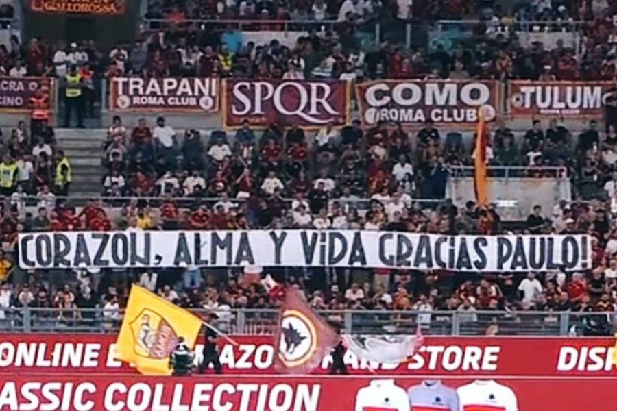 Lo striscione dedicato a Dybala
