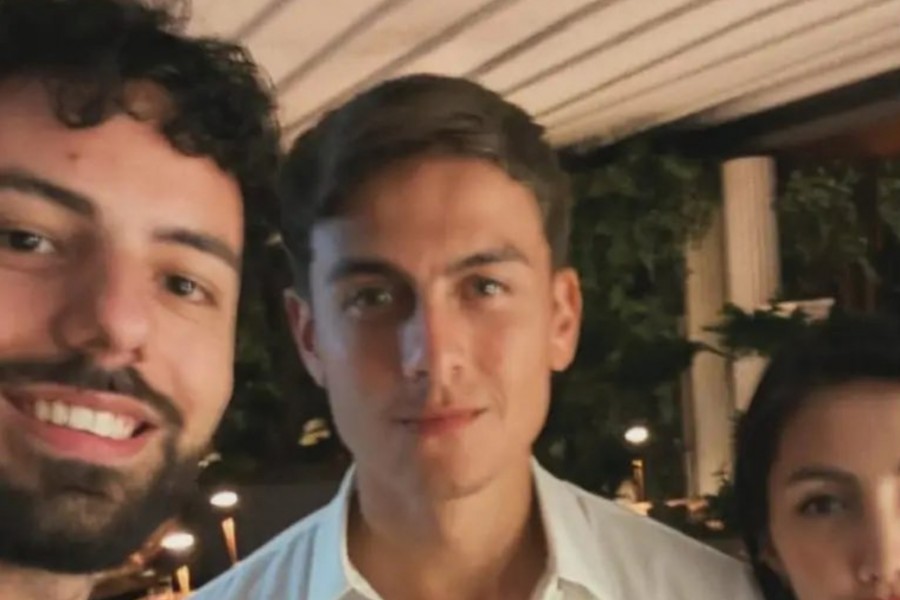 Paulo Dybala a cena scatta foto con i tifosi presenti