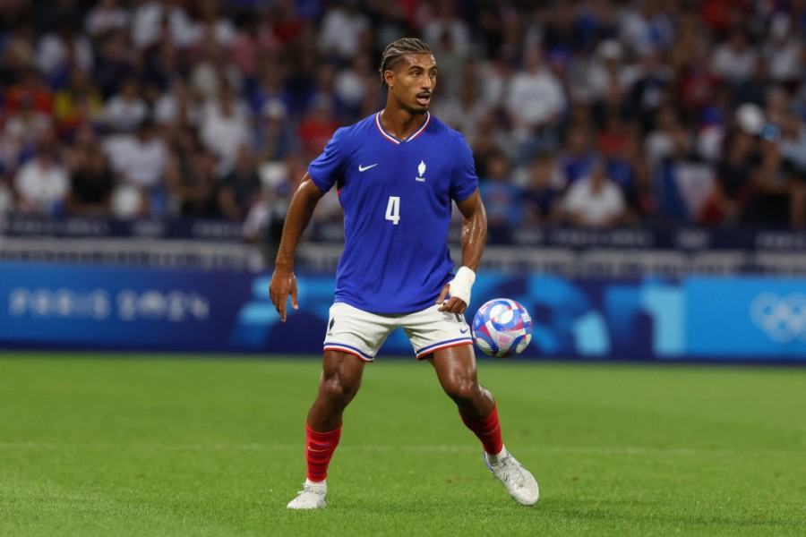 Badé in campo mentre marca un avversario 