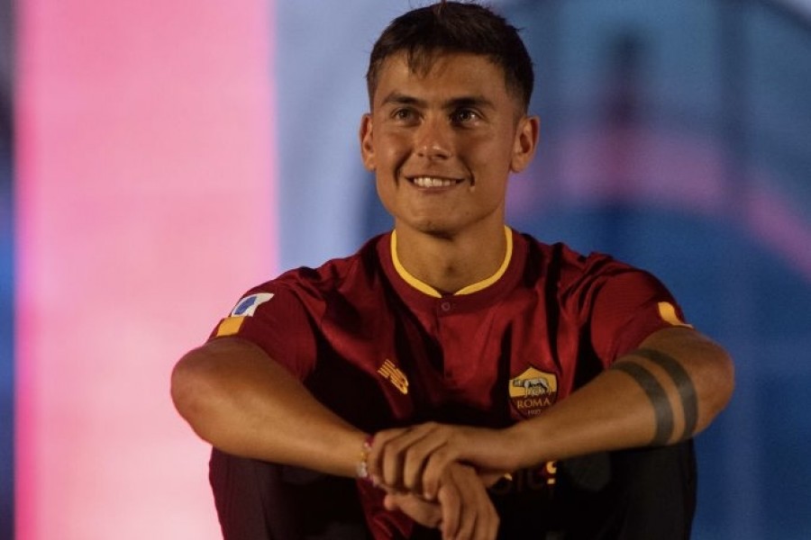 Dybala durante la presentazione al Colosseo Quadrato