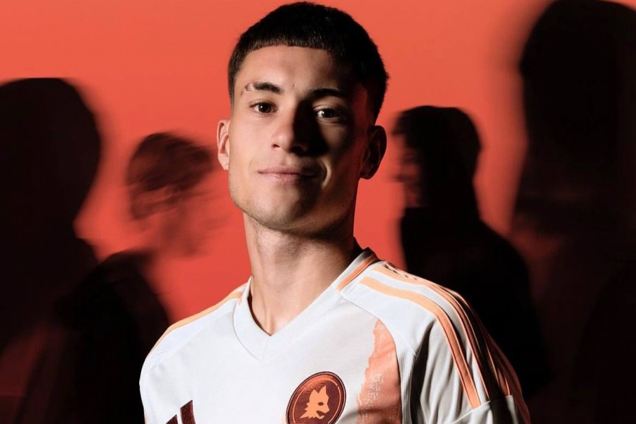 Matias Soulé con il kit away 2024/2025