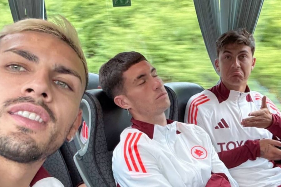 Lo scatto di Paredes con Dybala e Soulé addormentato